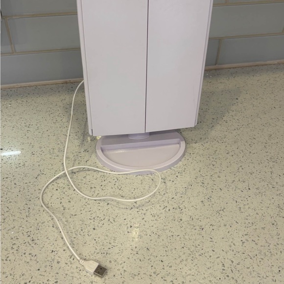 Tri-Fold LED Vanity Mirror - Picture 2 of 3